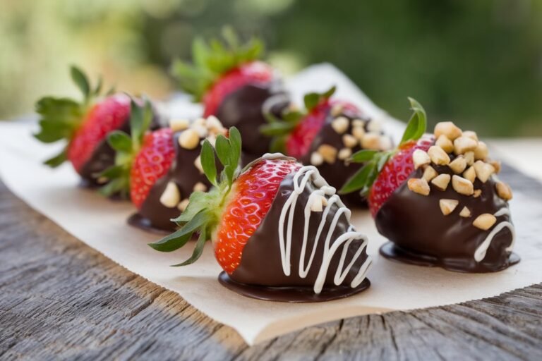 3-Ingredient Chocolate Covered Strawberries That’ll Make You Feel Fancy (Without Trying)
